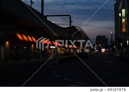 夕暮れの駅前の風景・阪急曽根駅 69167878