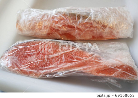鮭の冷凍(一切れずつラップで包む) 鮭の冷凍(一切れずつラップで包む) 69168055