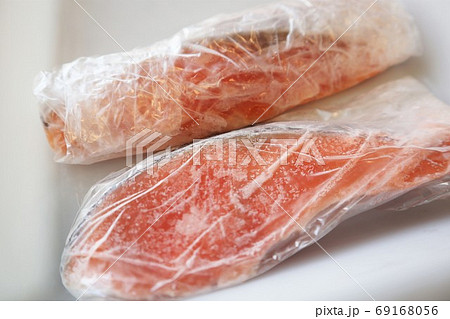 鮭の冷凍（一切れずつラップで包む） 69168056