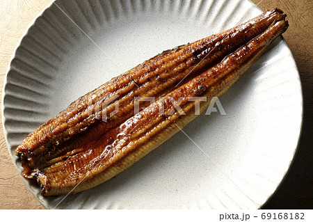 丸いお皿の上に丸ごと一匹鰻の蒲焼（俯瞰） 69168182