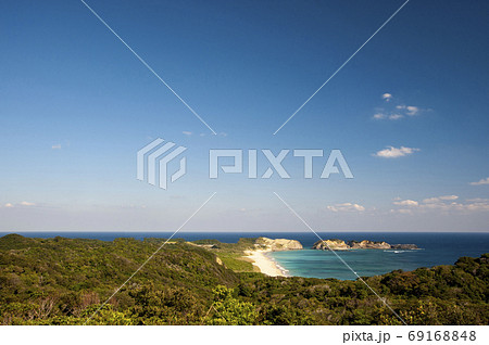 エメラルドグリーンに輝く美しい海の種子島の大崎海岸の写真素材