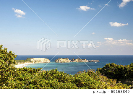 エメラルドグリーンに輝く美しい海の種子島の大崎海岸の写真素材