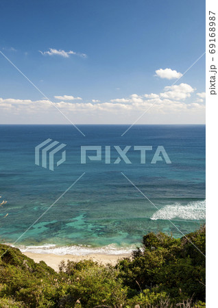 エメラルドグリーンに輝く美しい海の種子島の大崎海岸の写真素材