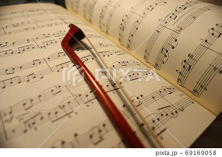 楽譜と弓　イメージ 69169058
