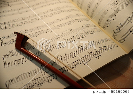 楽譜と弓 イメージ 楽譜と弓 イメージ 69169065