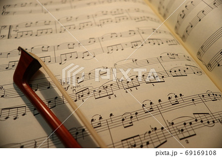 楽譜と弓 イメージ 楽譜と弓 イメージ 69169108