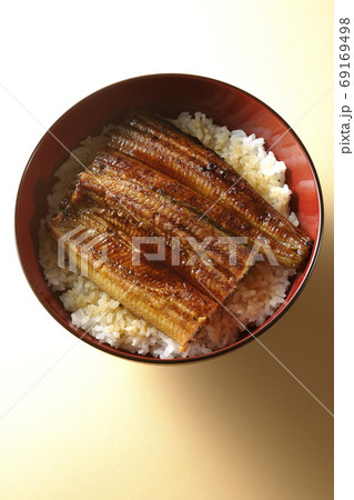 1匹分の鰻の蒲焼きが乗ったシンプルな鰻丼(俯瞰) 1匹分の鰻の蒲焼きが乗ったシンプルな鰻丼(俯瞰) 69169498