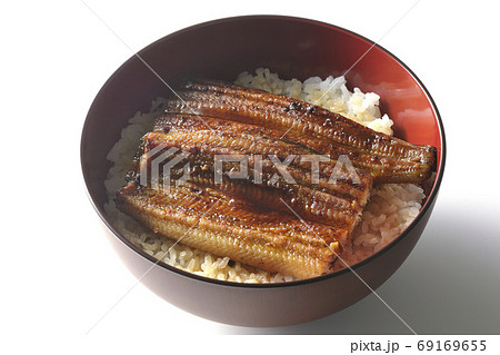 1匹分の鰻の蒲焼きが乗ったシンプルな鰻丼(白背景) 1匹分の鰻の蒲焼きが乗ったシンプルな鰻丼(白背景) 69169655