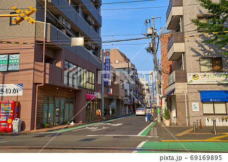 神奈川県川崎市中原区下沼部のJR向河原駅前の踏切から東側の商店街を見る 神奈川県川崎市中原区下沼部のJR向河原駅前の踏切から東側の商店街を見る 69169895