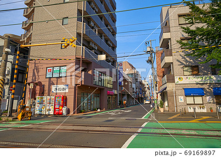 神奈川県川崎市中原区下沼部のJR向河原駅前の踏切から東側の商店街を見る 神奈川県川崎市中原区下沼部のJR向河原駅前の踏切から東側の商店街を見る 69169897