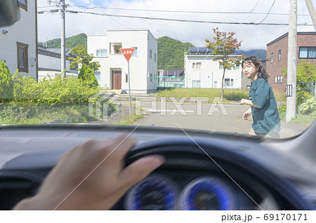 歩行者の飛び出し イメージの写真素材