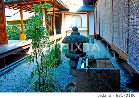 京都 秋の大徳寺瑞峯院 キリシタン灯籠 織部灯籠 がある坪庭の景色の写真素材