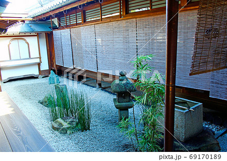 【京都】秋の大徳寺瑞峯院　キリシタン灯籠（織部灯籠）がある坪庭の景色 69170189