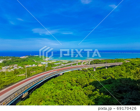 沖縄南城市のニライカナイ橋と海と青空 69170426