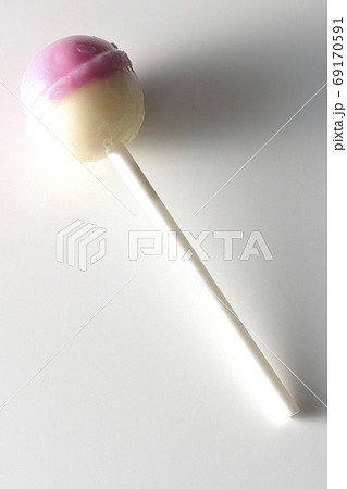 白背景で撮影した2層の棒付きキャンディの写真素材
