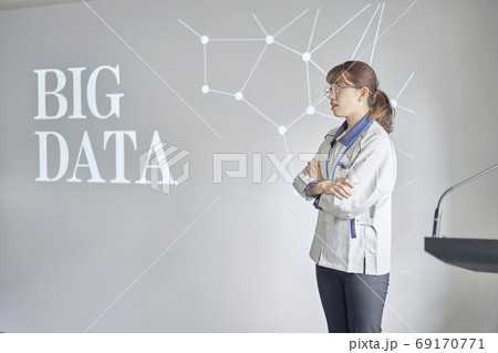 ビジネス　女性　作業着 69170771