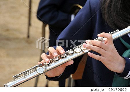 フルートを演奏している若い女性のしなやかな手の写真素材