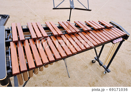 運動場で演奏するブラスバンドの木琴の写真素材 [69171036] - PIXTA