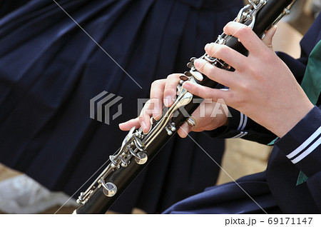 クラリネットを演奏している若い女性のしなやかな手の写真素材