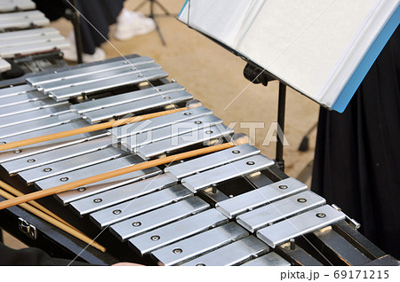 コンサートの鉄琴とマレットと楽譜 コンサートの鉄琴とマレットと楽譜 69171215