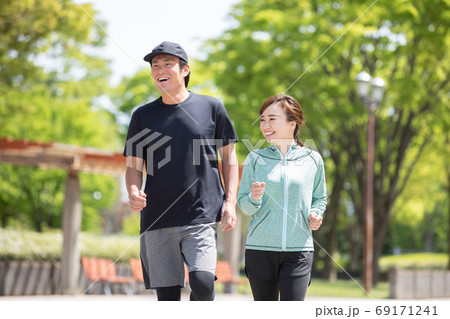ランニング・ジョギング・ウォーキングする男女 69171241