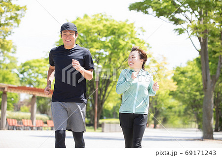 ランニング・ジョギング・ウォーキングする男女 ランニング・ジョギング・ウォーキングする男女 69171243