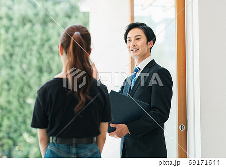 部屋の案内をする不動産会社のスタッフ 69171644