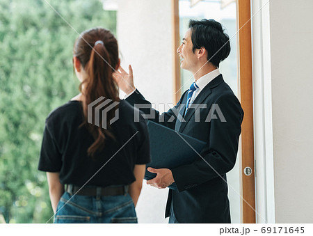 部屋の案内をする不動産会社のスタッフ 部屋の案内をする不動産会社のスタッフ 69171645