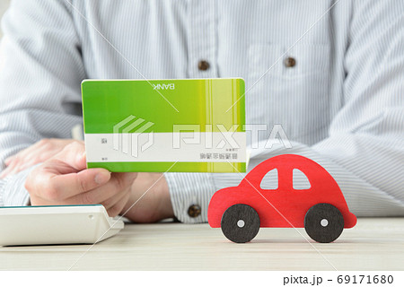 自動車の費用に関して考える男性 69171680