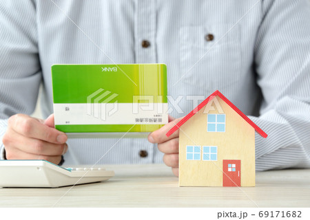 住宅の費用に関して考える男性 69171682