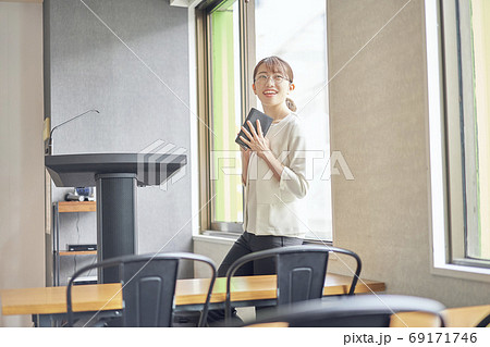講堂 女性 講堂 女性 69171746