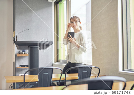 講堂 女性 講堂 女性 69171748