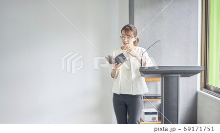 講堂 女性 講堂 女性 69171751
