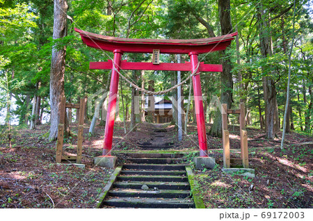 青森県八戸市南郷の稲荷神社の鳥居 69172003