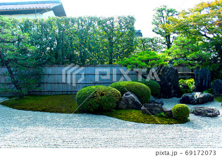 【京都】秋の特別公開時の大徳寺興臨院　方丈前庭 69172073