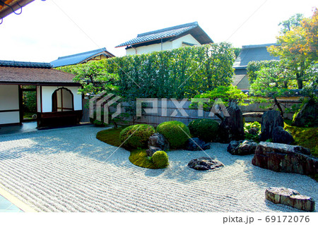 【京都】秋の特別公開時の大徳寺興臨院 本堂から望む庭園(方丈前庭) 【京都】秋の特別公開時の大徳寺興臨院 本堂から望む庭園(方丈前庭) 69172076