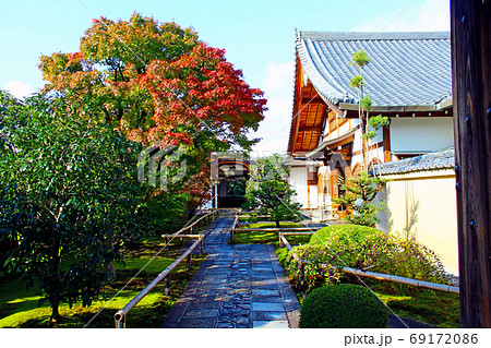 【京都】秋の特別公開時の大徳寺興臨院 表門から望む本堂と唐門 【京都】秋の特別公開時の大徳寺興臨院 表門から望む本堂と唐門 69172086