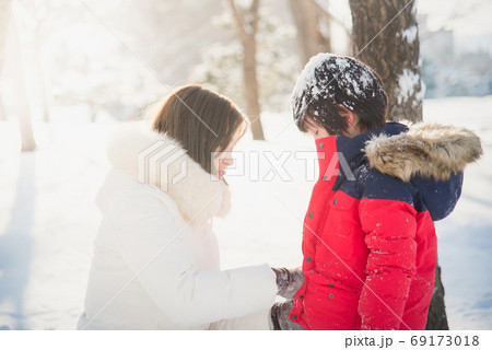 Asian mother and son enjoying snowy winter day Asian mother and son enjoying snowy winter day 69173018