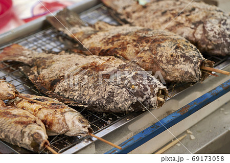 東南アジアの屋台　魚の塩焼き　プラーニン 69173058