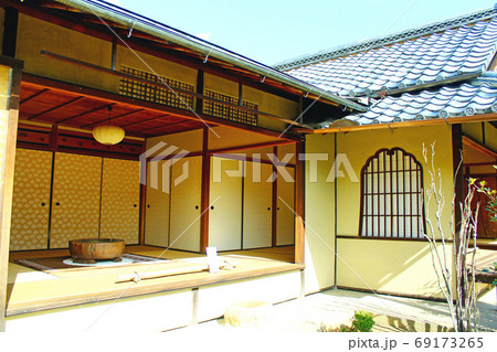 【京都】秋の特別公開時の大徳寺総見院 青空と茶室「寿安席」 【京都】秋の特別公開時の大徳寺総見院 青空と茶室「寿安席」 69173265