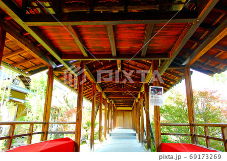 【京都】秋の特別公開時の大徳寺総見院　信長公木像を運んだ輿がある回廊 69173269