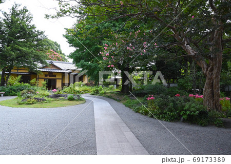 根津記念館入口より青山荘を望む 69173389