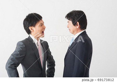 言い争いをする上司と部下　ビジネスイメージ 69173812