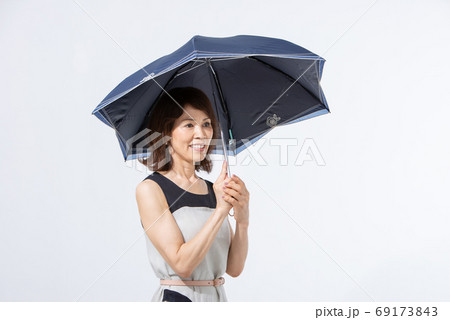 シニア女性 日傘 日焼け対策 シニア女性 日傘 日焼け対策 69173843