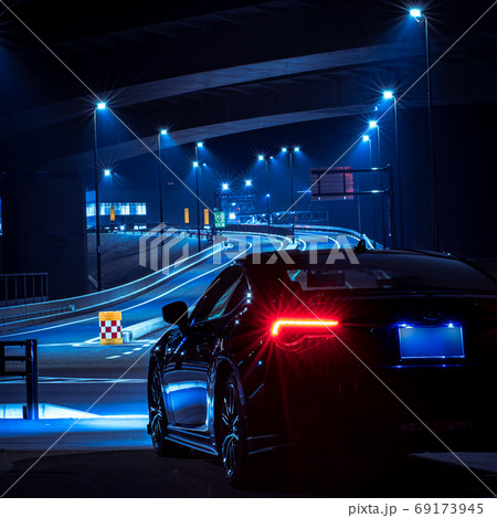 深夜のジャンクションに向かう車 69173945