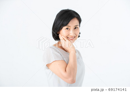 シニア女性 美容 69174141
