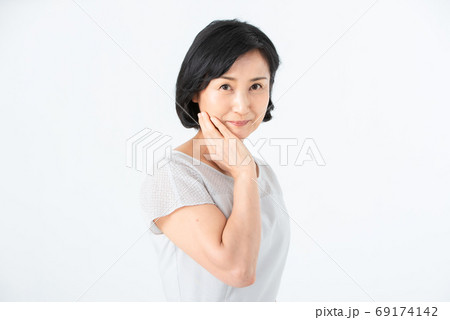 シニア女性 美容 69174142