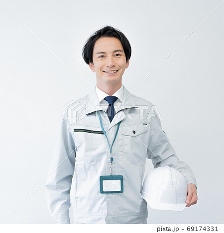 ヘルメットを持つ現場監督のイメージ　白バック　正方形 69174331