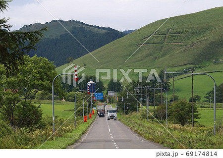 北海道　中標津　牛文字山に続く道 69174814