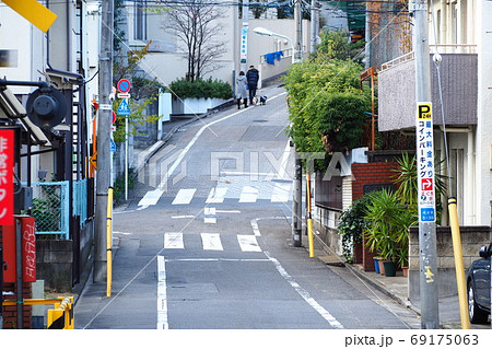 東京渋谷区代々木5丁目の代々木八幡宮へと続いていく住宅街の坂 東京渋谷区代々木5丁目の代々木八幡宮へと続いていく住宅街の坂 69175063